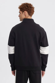 Polerón oversize negro con cierre hasta el pecho letras blancas ACADEMY 1967 al frente manga con detalle blanco