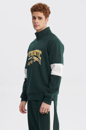 Polerón oversize verde con half zipper y texto Authentic en el pecho estilo universitario en amarillo y blanco