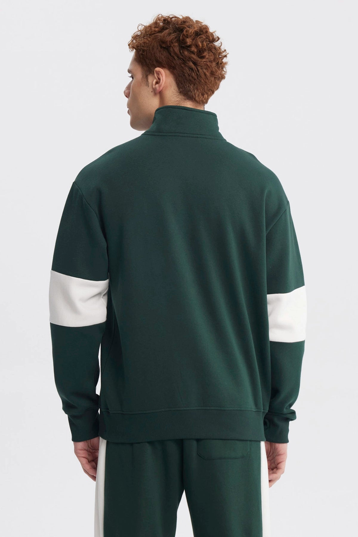 Polerón oversize verde con half zipper y texto Authentic en el pecho estilo universitario en amarillo y blanco