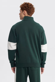 Polerón oversize verde con half zipper y texto Authentic en el pecho estilo universitario en amarillo y blanco