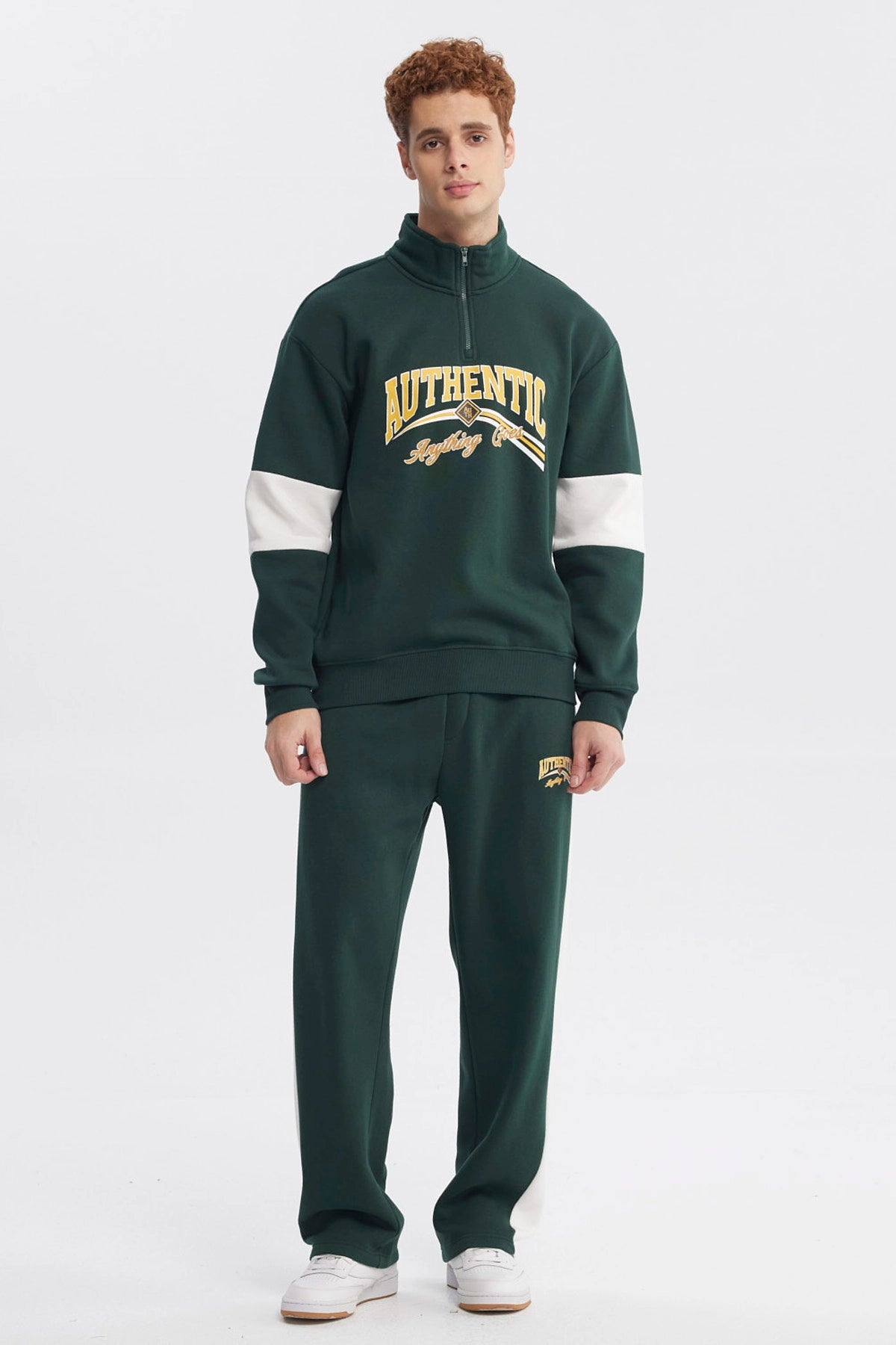 Polerón oversize verde con half zipper y texto Authentic en el pecho estilo universitario en amarillo y blanco