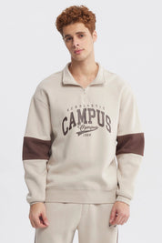 Polerón oversize beige con medio cierre y texto Campus 1968 en el pecho estilo universitario casual y cómodo