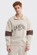 Polerón oversize beige con medio cierre y texto Campus 1968 en el pecho estilo universitario casual y cómodo