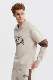 Polerón oversize beige con medio cierre y texto Campus 1968 en el pecho estilo universitario casual y cómodo