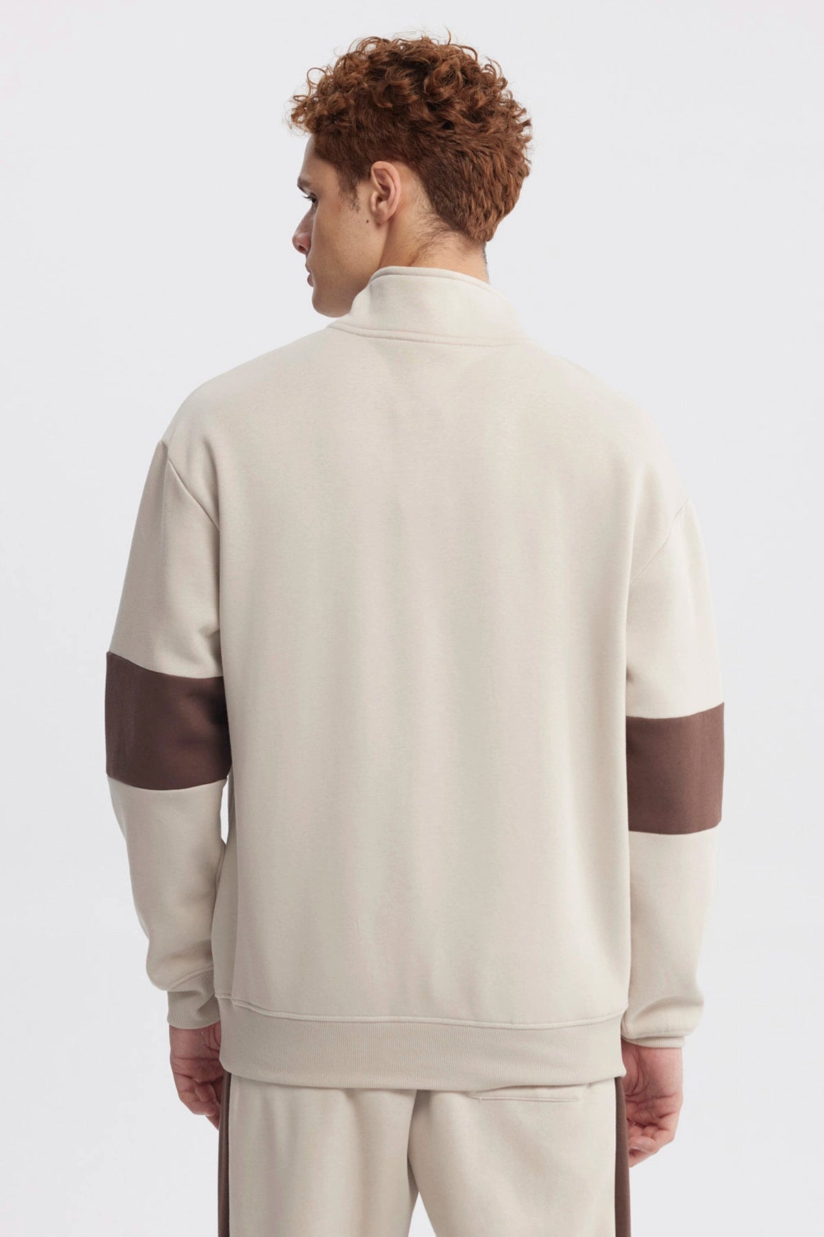 Polerón oversize beige con medio cierre y texto Campus 1968 en el pecho estilo universitario casual y cómodo