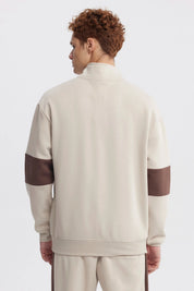 Polerón oversize beige con medio cierre y texto Campus 1968 en el pecho estilo universitario casual y cómodo