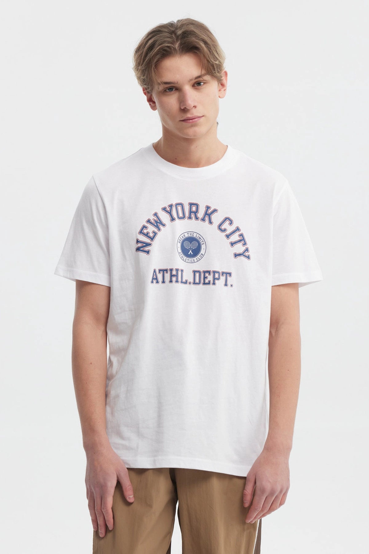 Polera blanca de hombre con estampado grande de texto azul New York City Athl Dept al frente en estilo universitario