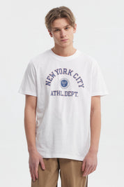 Polera blanca de hombre con estampado grande de texto azul New York City Athl Dept al frente en estilo universitario