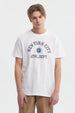 Polera blanca de hombre con estampado grande de texto azul New York City Athl Dept al frente en estilo universitario