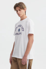 Polera blanca de hombre con estampado grande de texto azul New York City Athl Dept al frente en estilo universitario