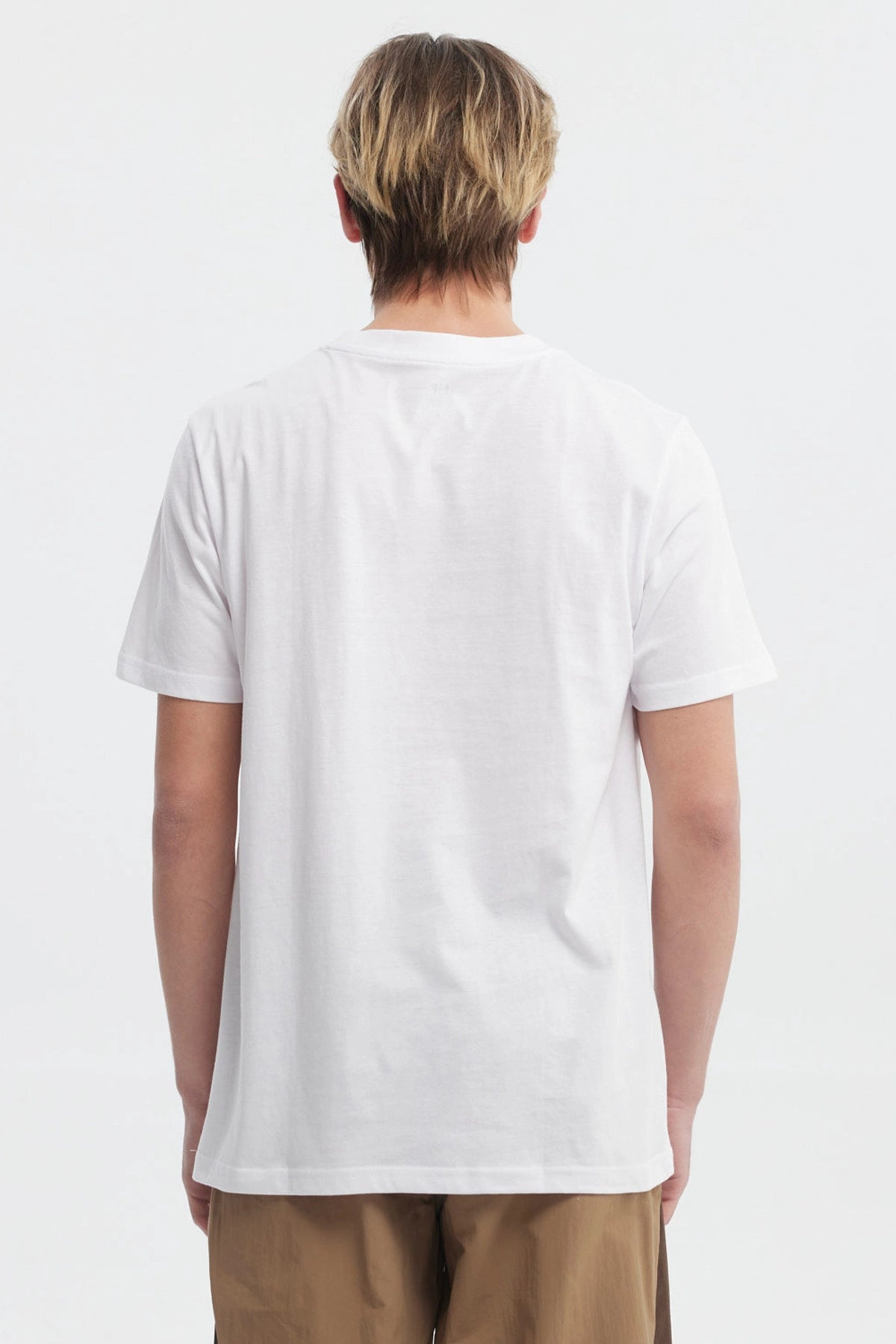 Polera blanca de hombre con estampado grande de texto azul New York City Athl Dept al frente en estilo universitario