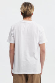 Polera blanca de hombre con estampado grande de texto azul New York City Athl Dept al frente en estilo universitario
