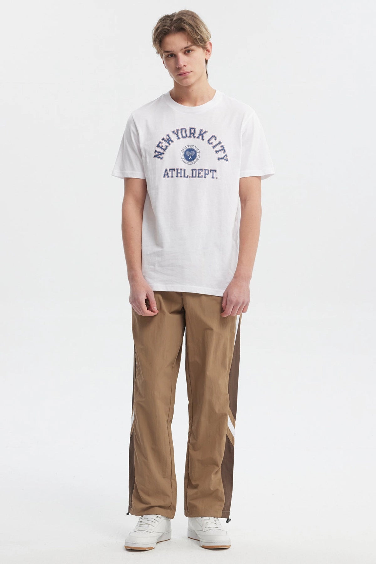 Polera blanca de hombre con estampado grande de texto azul New York City Athl Dept al frente en estilo universitario