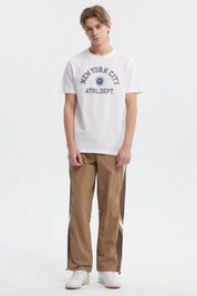 Polera blanca de hombre con estampado grande de texto azul New York City Athl Dept al frente en estilo universitario