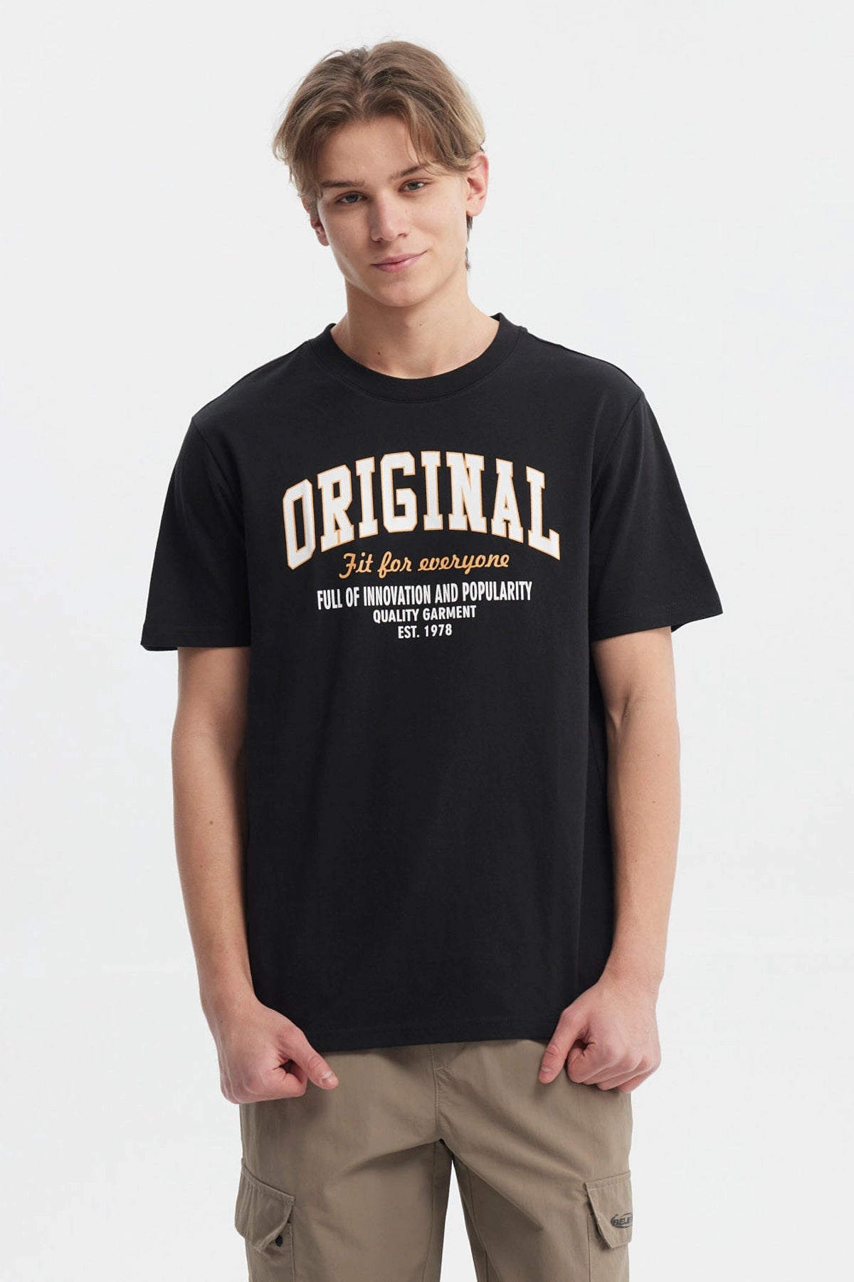Polera negra de hombre con texto blanco Original Fit for everyone en el pecho estilo universitario casual y cómoda
