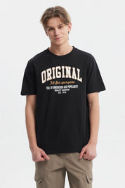 Polera negra de hombre con texto blanco Original Fit for everyone en el pecho estilo universitario casual y cómoda