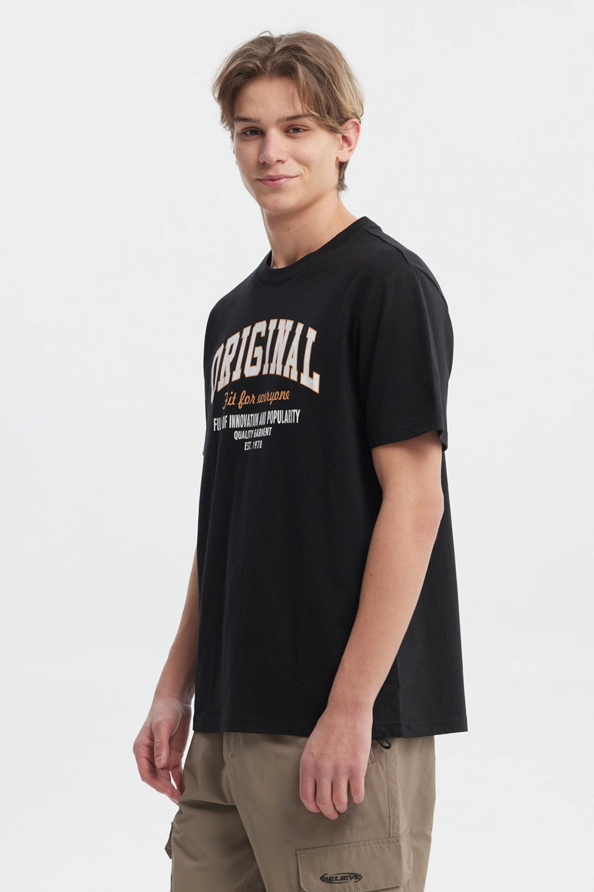 Polera negra de hombre con texto blanco Original Fit for everyone en el pecho estilo universitario casual y cómoda