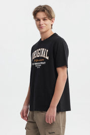 Polera negra de hombre con texto blanco Original Fit for everyone en el pecho estilo universitario casual y cómoda