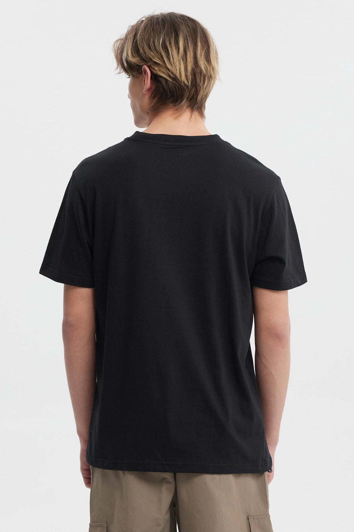 Polera negra de hombre con texto blanco Original Fit for everyone en el pecho estilo universitario casual y cómoda