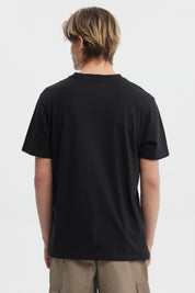 Polera negra de hombre con texto blanco Original Fit for everyone en el pecho estilo universitario casual y cómoda