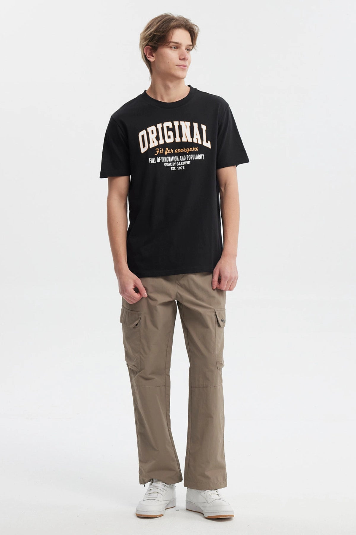 Polera negra de hombre con texto blanco Original Fit for everyone en el pecho estilo universitario casual y cómoda