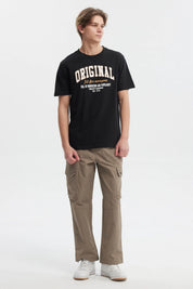 Polera negra de hombre con texto blanco Original Fit for everyone en el pecho estilo universitario casual y cómoda