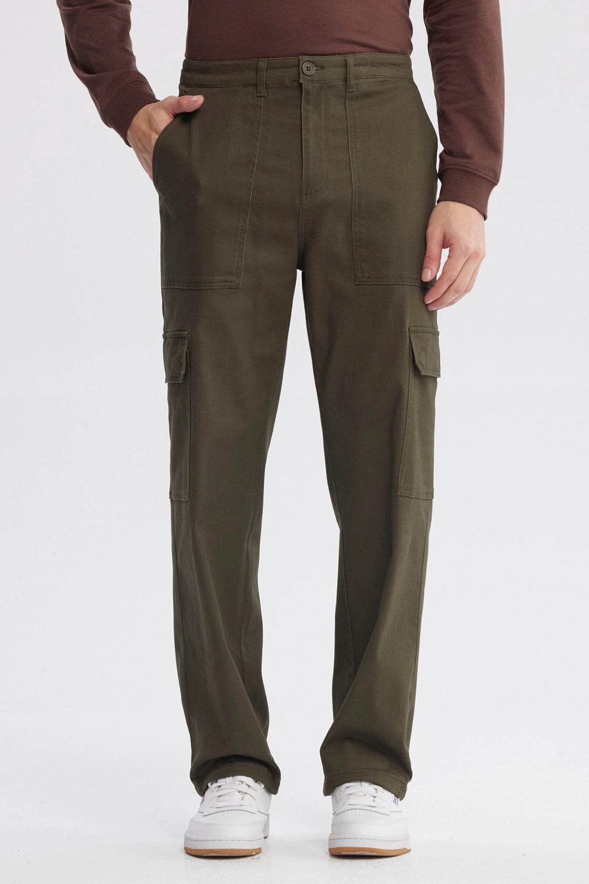 Pantalón cargo verde militar para hombre con bolsillos laterales grandes y corte recto