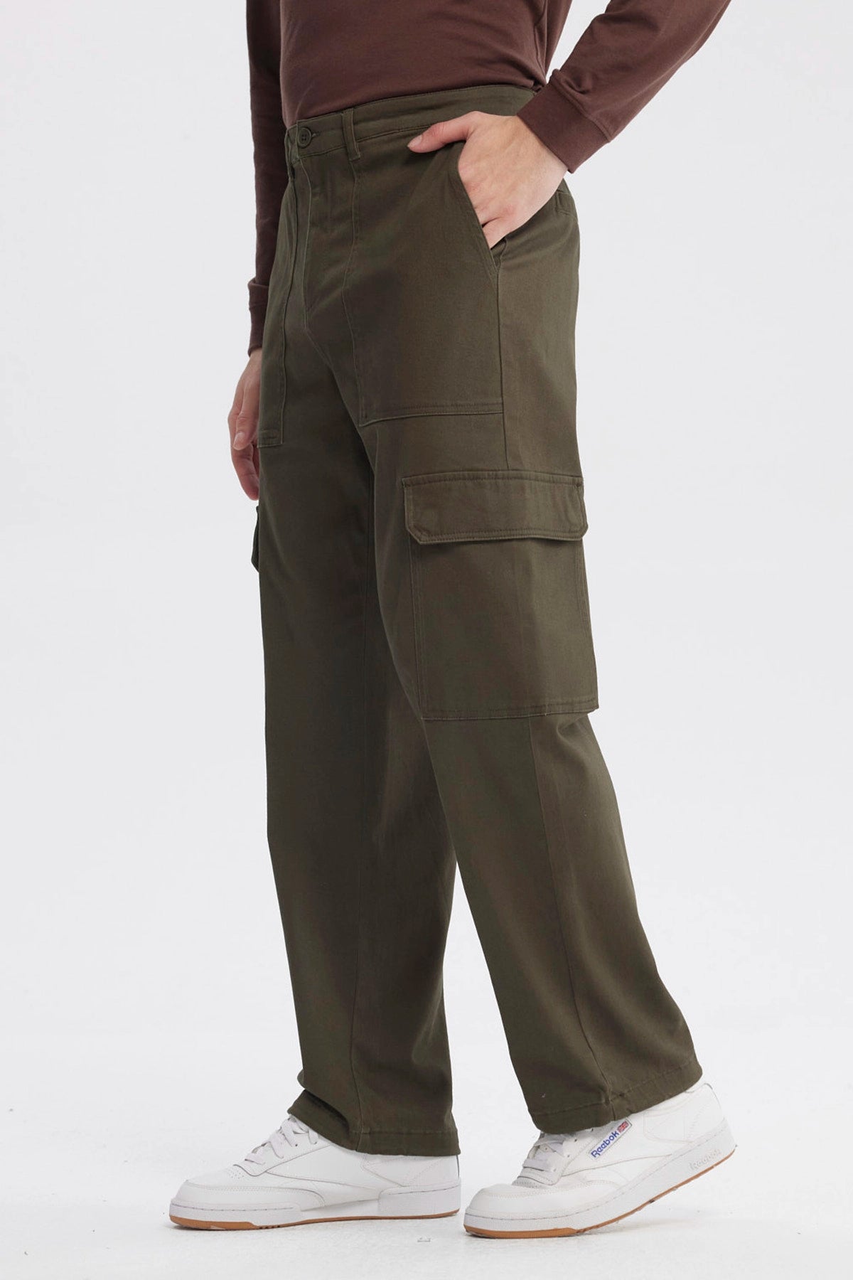 Pantalón cargo verde militar para hombre con bolsillos laterales grandes y corte recto