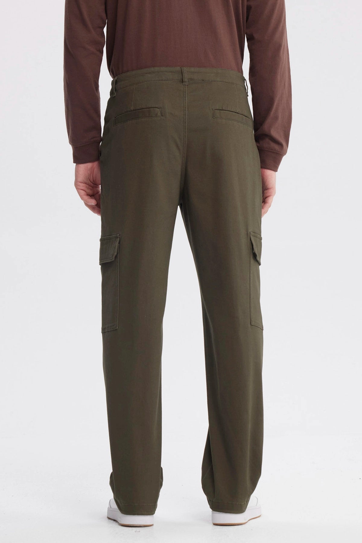 Pantalón cargo verde militar para hombre con bolsillos laterales grandes y corte recto