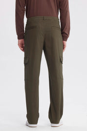 Pantalón cargo verde militar para hombre con bolsillos laterales grandes y corte recto