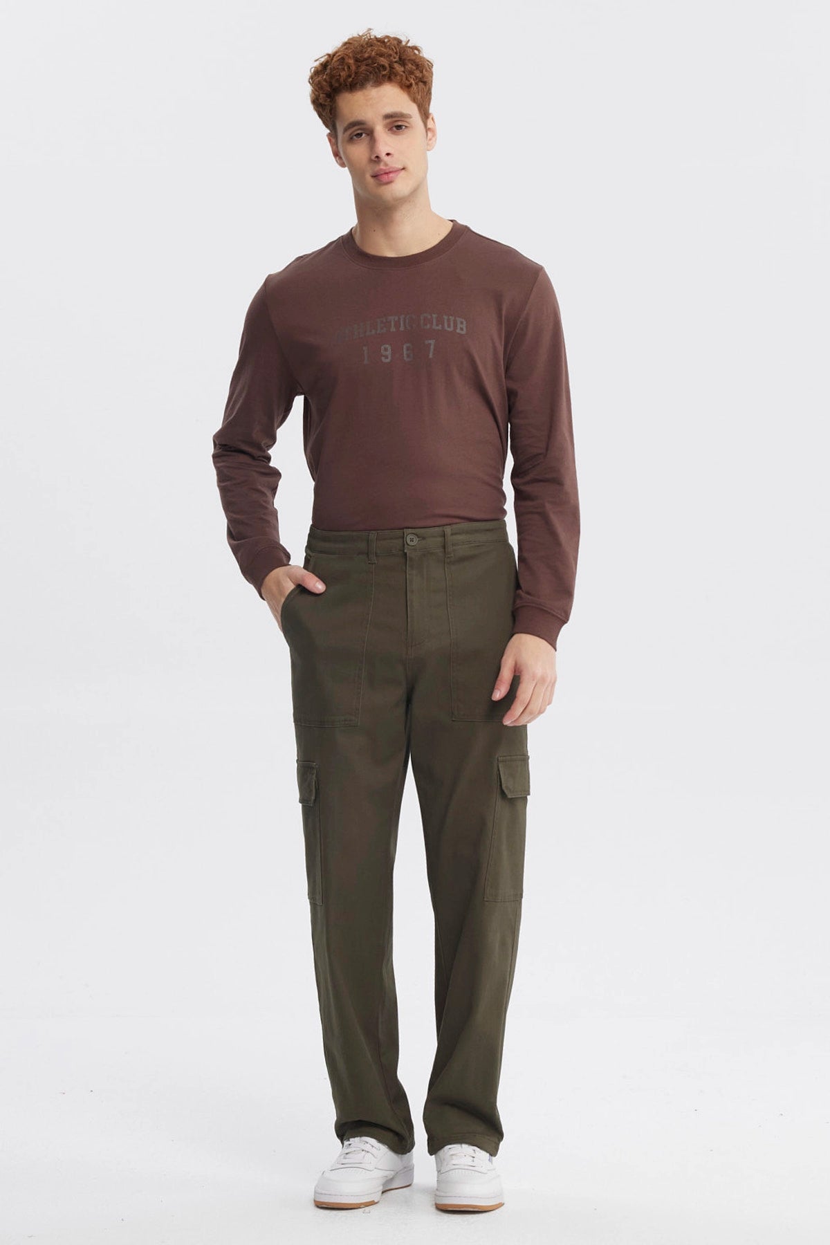Pantalón cargo verde militar para hombre con bolsillos laterales grandes y corte recto