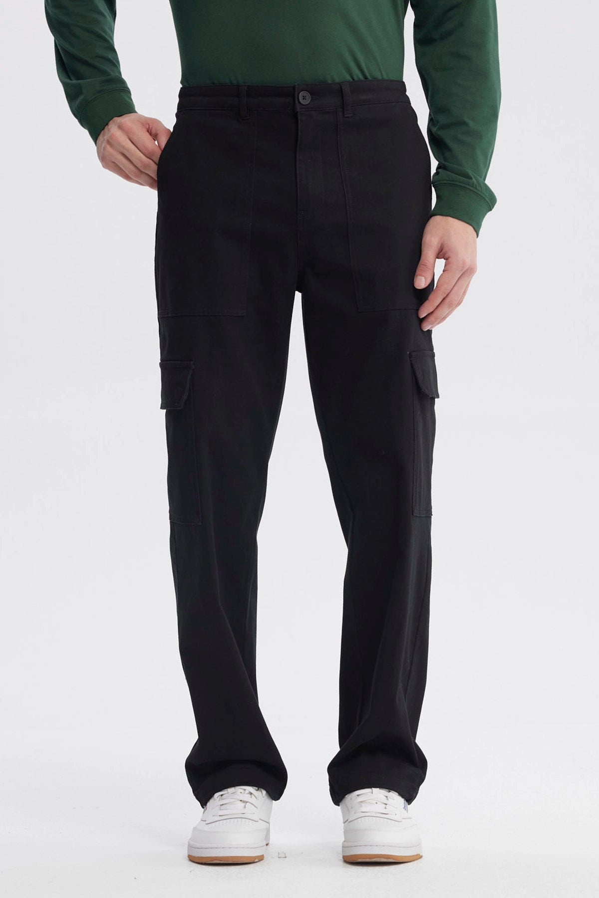 Pantalón cargo negro para hombre con bolsillos laterales amplios ideal para un look casual y funcional