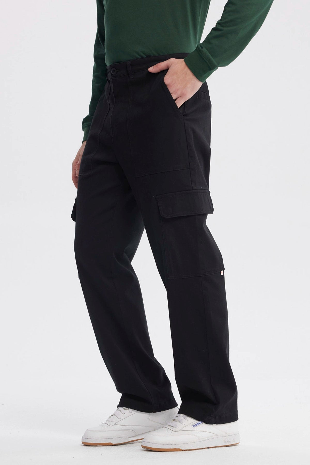 Pantalón cargo negro para hombre con bolsillos laterales amplios ideal para un look casual y funcional