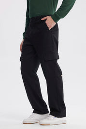 Pantalón cargo negro para hombre con bolsillos laterales amplios ideal para un look casual y funcional