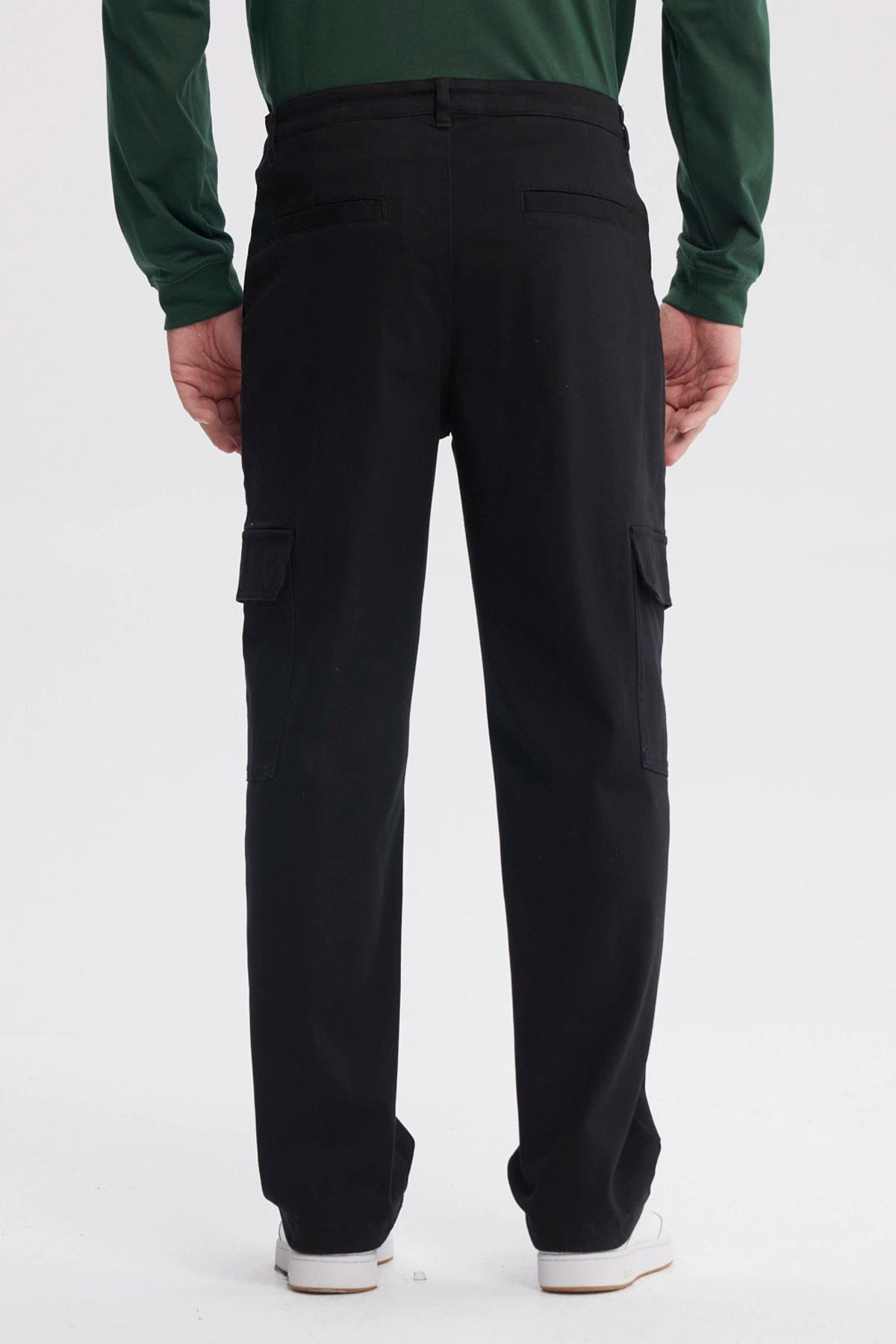 Pantalón cargo negro para hombre con bolsillos laterales amplios ideal para un look casual y funcional