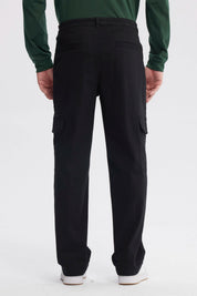 Pantalón cargo negro para hombre con bolsillos laterales amplios ideal para un look casual y funcional