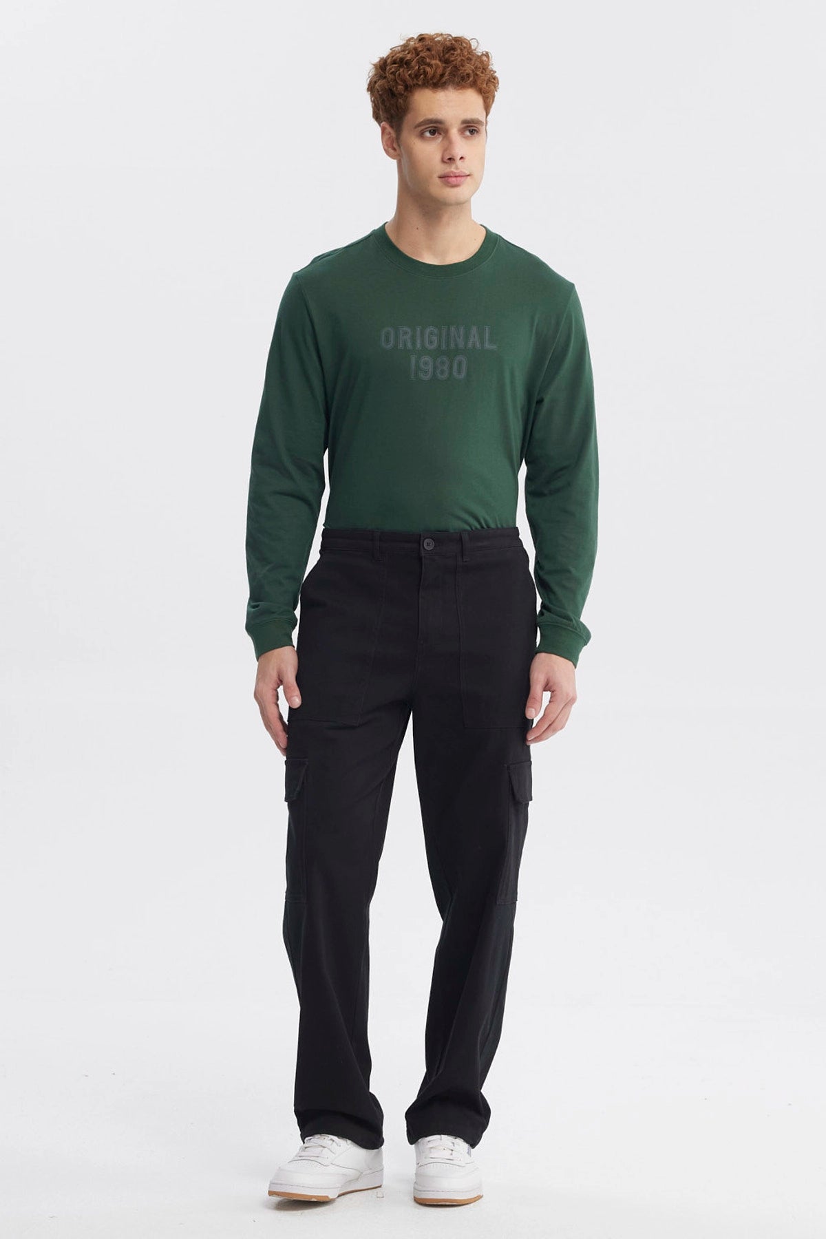 Pantalón cargo negro para hombre con bolsillos laterales amplios ideal para un look casual y funcional