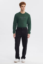 Pantalón cargo negro para hombre con bolsillos laterales amplios ideal para un look casual y funcional