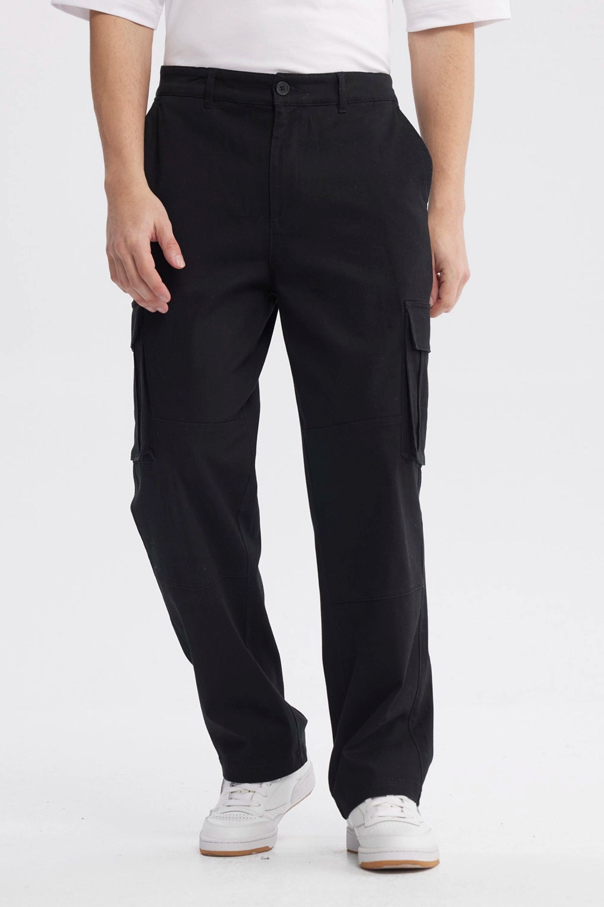 Pantalón cargo negro hombre de pierna ancha con bolsillos laterales grandes estilo casual sin estampa