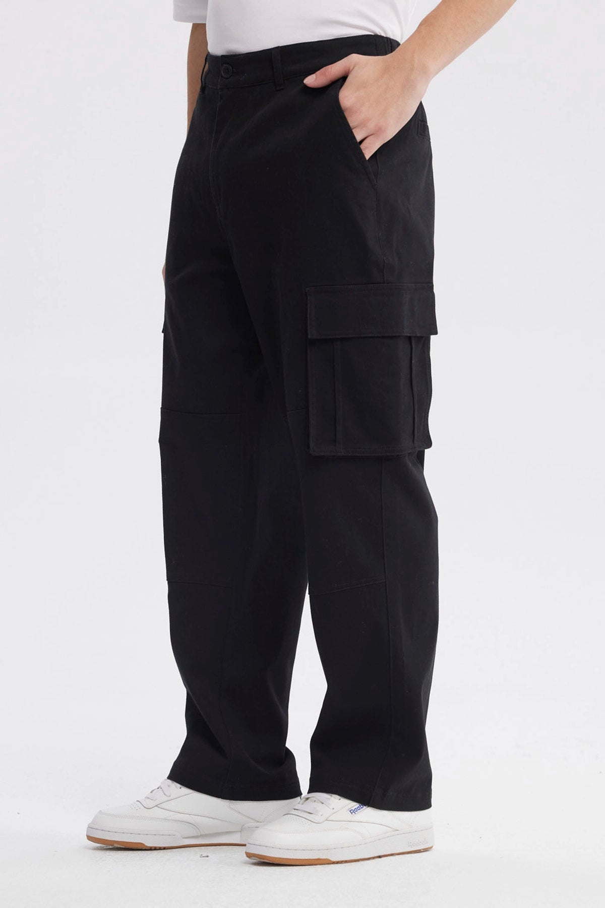 Pantalón cargo negro hombre de pierna ancha con bolsillos laterales grandes estilo casual sin estampa