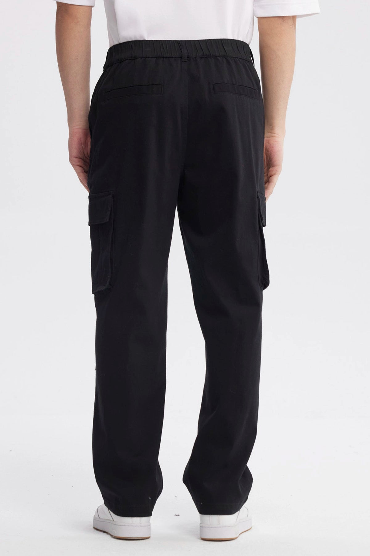 Pantalón cargo negro hombre de pierna ancha con bolsillos laterales grandes estilo casual sin estampa