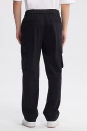 Pantalón cargo negro hombre de pierna ancha con bolsillos laterales grandes estilo casual sin estampa