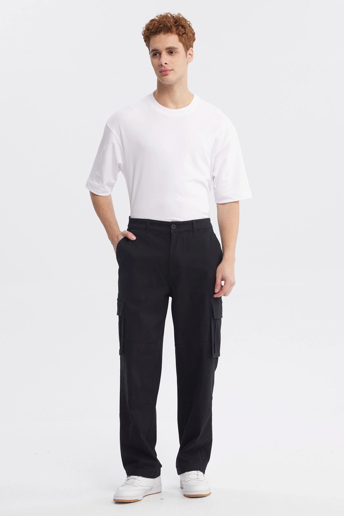 Pantalón cargo negro hombre de pierna ancha con bolsillos laterales grandes estilo casual sin estampa