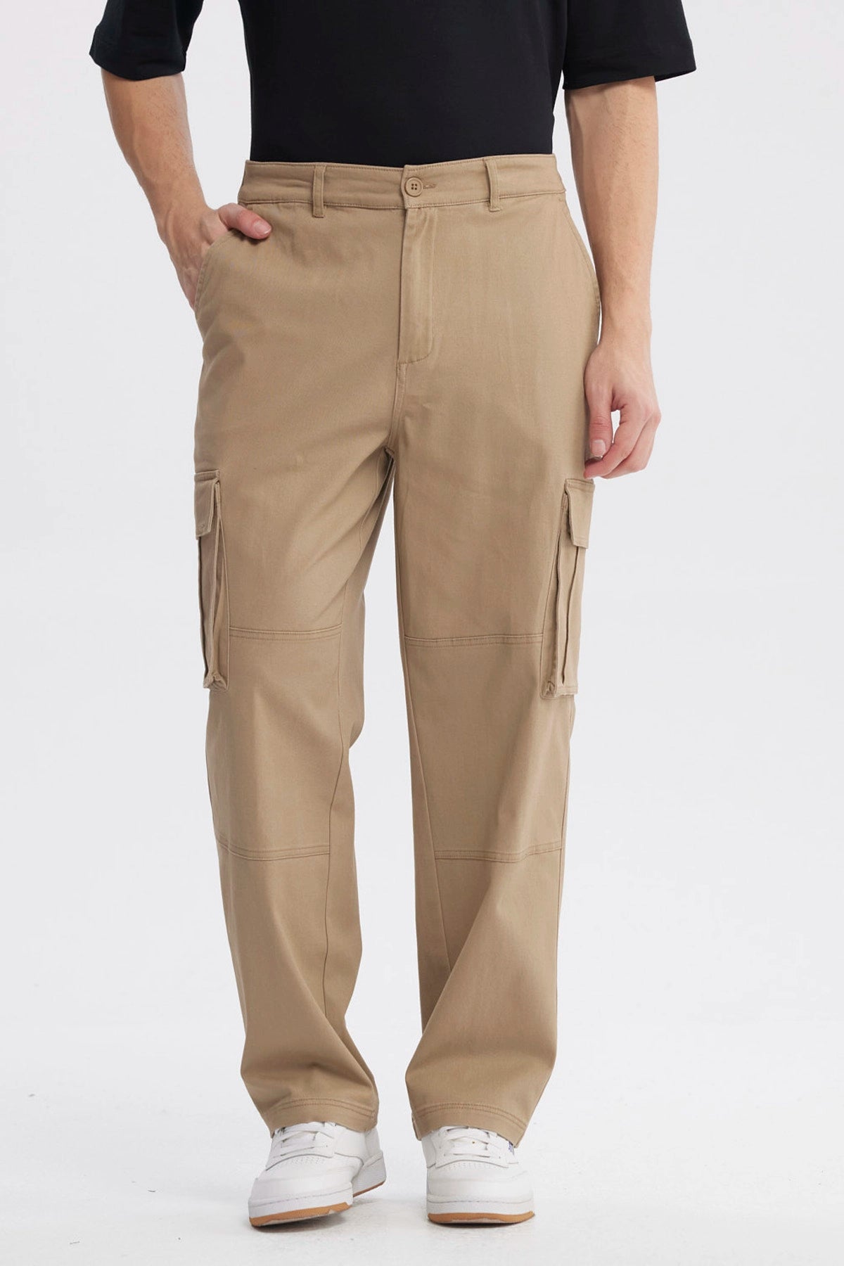 Pantalón cargo hombre kaki con piernas anchas y bolsillos laterales grandes diseño utilitario sin estampa visible