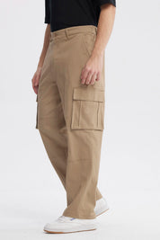 Pantalón cargo hombre kaki con piernas anchas y bolsillos laterales grandes diseño utilitario sin estampa visible