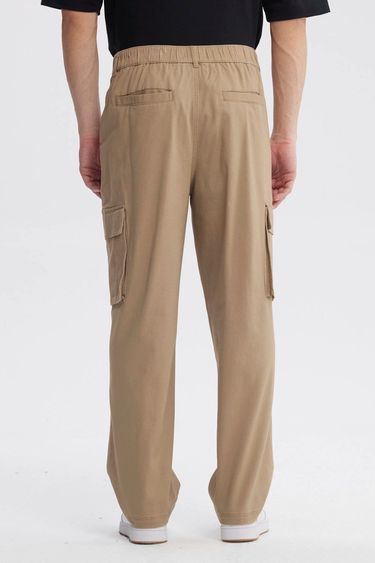 Pantalón cargo hombre kaki con piernas anchas y bolsillos laterales grandes diseño utilitario sin estampa visible