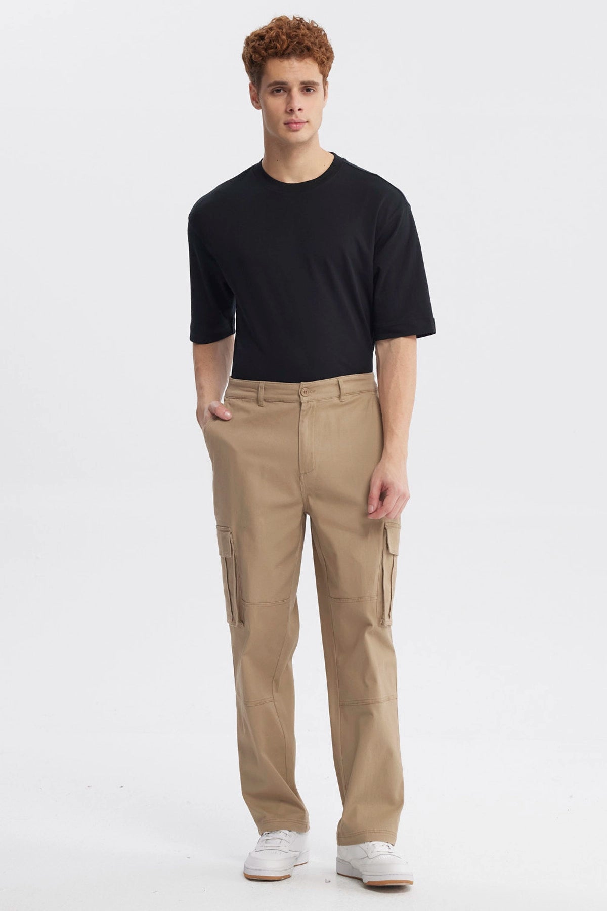 Pantalón cargo hombre kaki con piernas anchas y bolsillos laterales grandes diseño utilitario sin estampa visible