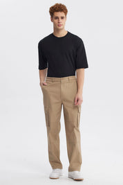 Pantalón cargo hombre kaki con piernas anchas y bolsillos laterales grandes diseño utilitario sin estampa visible