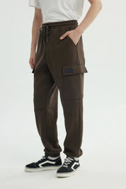 Pantalón Buzo Hombre Calce Recto Marron