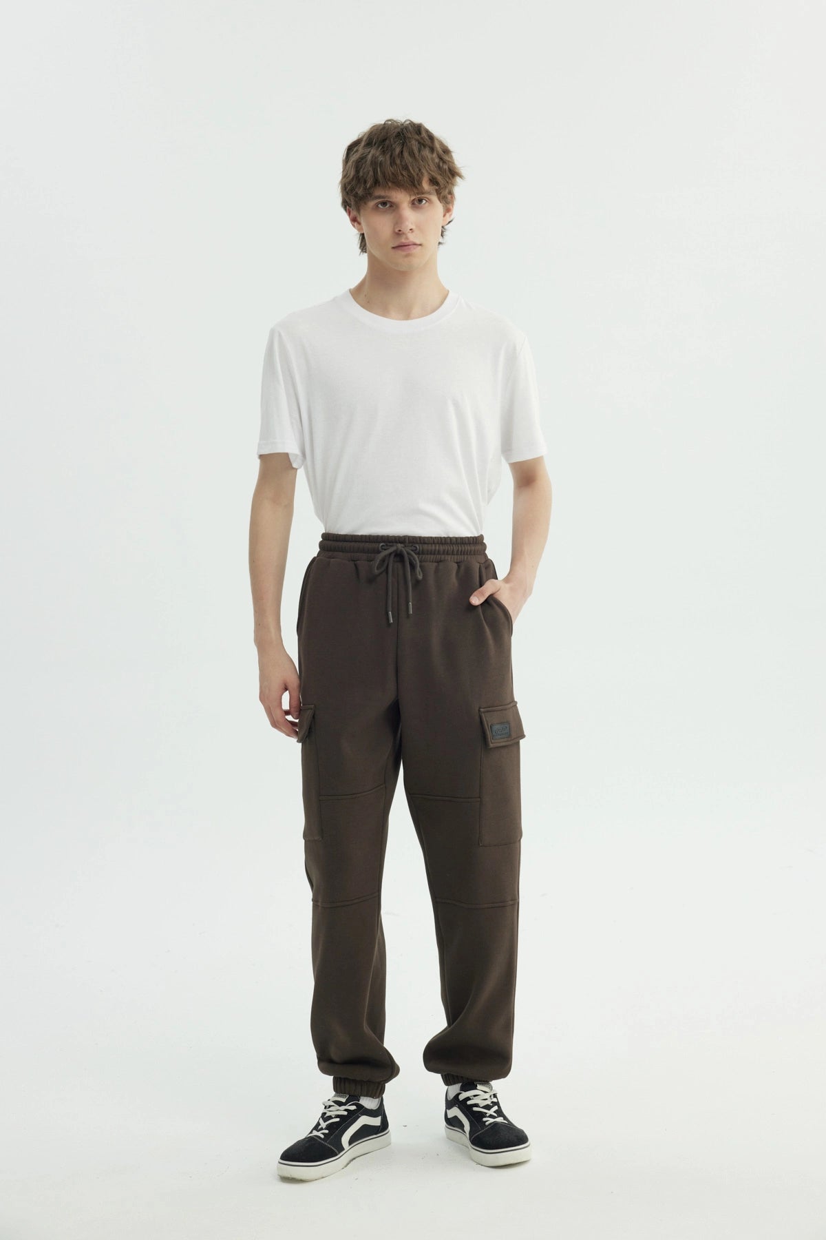 Pantalón Buzo Hombre Calce Recto Marron